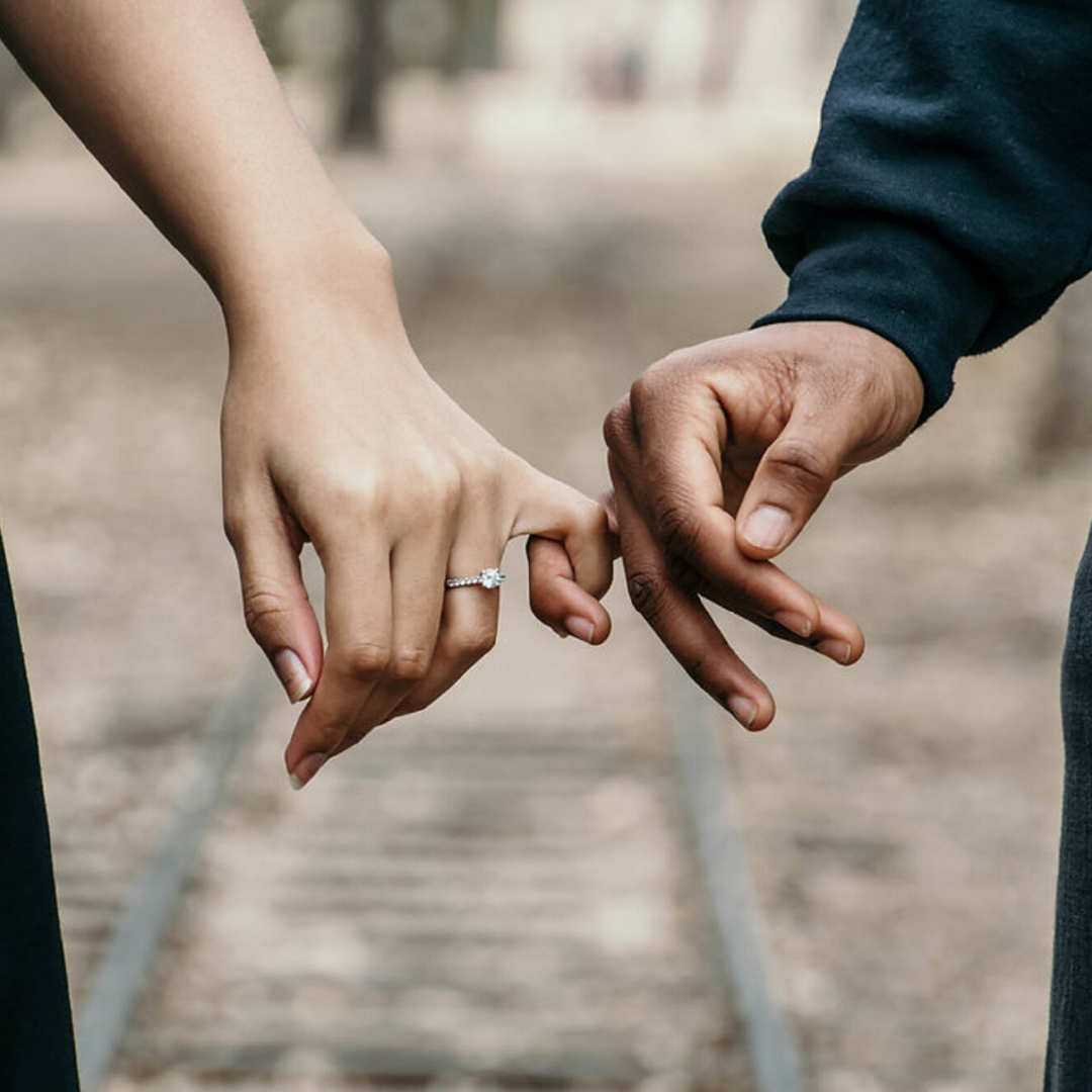 Примирение часть 2. Мужчина и женщина за руки. Уважение друг к другу. Мужская и женская рука. Любовь и Дружба.