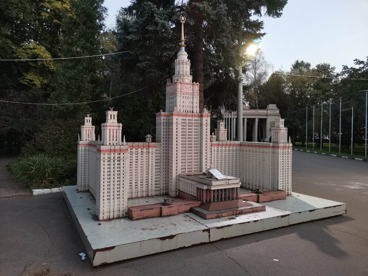Макет главного здания МГУ