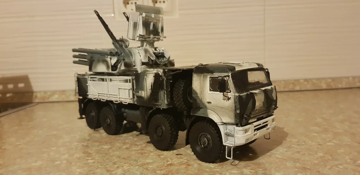 Я не скрывал,что буду делать эту машину в белом защитном цвете. Сразу косяк-купил окрасочные маски от KAV-models и был расстроен-при покраске кабины на прозрачных частях осталась краска. Пытался снять жидкостью для снятия лака-безрезультатно. 