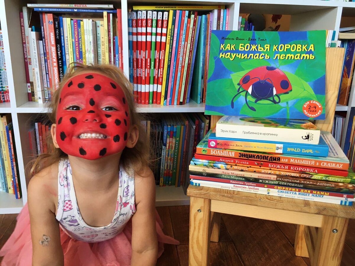 Элька давно просила вновь раскрасить ей лицо красками, такая довольная с утра была