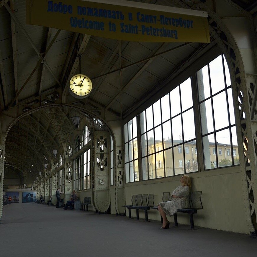 А никто никому ничего не сказал. 
Был упрям и приветлив Московский вокзал, 
В пустоту этой ночи, срезая рассвет, 
Улетело моё долгосрочное «нет». 
Что тебе не понять, а моим не прожить, 
Для меня навсегда путеводная нить. 
Это жизненно важно – в сиянии дня, 
Чтобы Божие небо любило меня. 
Чтобы каждый мой шаг, за порогом и здесь, 
Привносил в эту жизнь только добрую весть. 
Только правду. Всегда. И заметь, не мою. 
Я лишь маленький винтик в Великом строю
Тех, кто Богу, как мог, и не мог, послужил, 
Тех, кто ежесекундно осмысленно жил. 
В нашей армии много больных и святых. 
Удивительно то, что со всеми – на «ты»… 
И в который раз падая, - все решено,- 
Если я не встаю, то всползу все равно. 
Даже если другим никогда не понять 
Это главное – Небо – у нас не отнять. 
Мы тут куплены столь драгоценной ценой, 
Что мне важно одно понимать: ты со мной? 
Л. Моренцова
Продолжаю рассказывать о Моем авторском театрализованном перформансе "Чемодан", который состоится 2.11.2020 в Санкт-Петербурге в ресторане «Parking”, стихами, которые в нем прозвучат.
#люсяморенцова #кудаго2ноября #перформанс_чемодан #крутыестихи