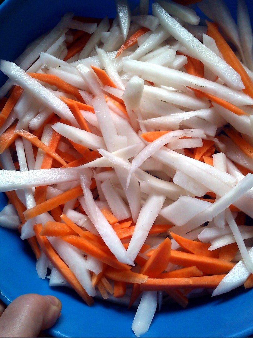 Морковь в соленой воде. Дайкон с морковью. Морковь с чесноком. Салат из дайкона. Салат с морковкой и чесноком.