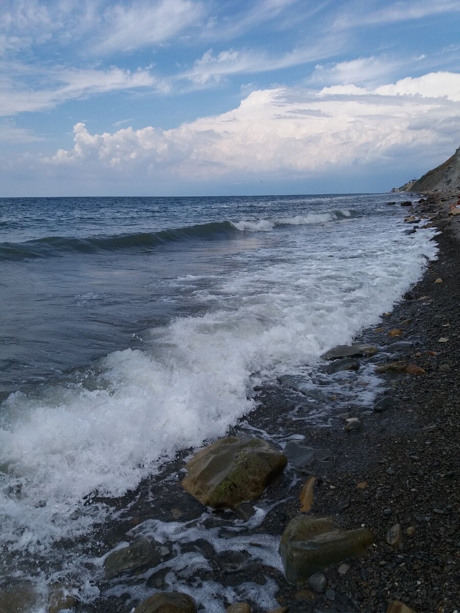 Девочка и Море. 
Я на море! 
Я на море!
- Здравствуй Море!

- Здравствуй, здравствуй!

- Кто живет в твоем прибое?
Кто живет в твоей волне?
Расскажи мне Море сказку!
Расскажи мне о себе!

Море ласково под ноги
Прикатило мне волну.
Говорит мне Море, молвит:
- Расскажу, как есть.
По дну
Ходит, бродит Осьминог.
У него глаза как блюдца.
Потому что, босоног.
Ему не во что обуться.

И друзья-подруги 
Сшили ему угги.

Осьминог созвал гостей
Чтоб отпраздновать скорей.
Будет в уггах щеголять,
Осьминожку удивлять.

- Море, разве угги, 
Те, что от подруги
Не промокнут, не растают
От морской воды?

Как бы от воды 
Не было беды.

Море ласково под ноги
Прикатило мне волну.
Говорит мне Море, молвит:
- Расскажу, как есть
Одну,
Очень интересную,
Всем небезызвестную
Тайну из чего
Шьют Ежам пальто.
А Медузам шубу.
Раку водолюбу
И его Рачатам
Теплые перчатки.
Осьминожкам – угги,
Шьют и шьют подруги.

-Из чего же Море?
Шьют в твоем прибое?
Шьют в твоей волне?
Расскажи-ка, Море,
Все поведай мне.

Море ласково под ноги
Катит снова мне волну.
Говорит мне Море, молвит:
- Видишь, Ветер вдруг подул.

Когда Ветер разбежится,
Разыграется со мной,
То в волнах моих Барашки
С пены белой и морской

Появляются на море,
На морском моем просторе.

И из белой пены 
Шьют, да по две смены.

Шьют умельцы-мастера
И костюм для Осетра.
И для Дельфиненка -
Белые пеленки.

А для Дельфинихи
Сшили две портнихи
Модное пальто
И к нему манто.

И плывут!
Плывут!
Плывут!
Жители в нарядах.
И за всех!
За всех! 
За всех!
Я и Море рады!
