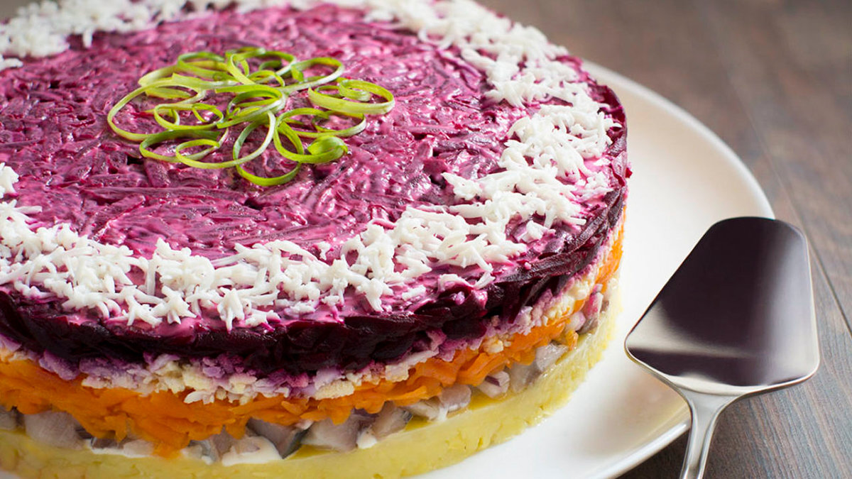 селедка под шубой мимоза. селедка под шубой мимоза. селёдка под шубой на новый год. чем отличается селедка под шубой от мимозы. салат пушистая мимоза с селедкой.