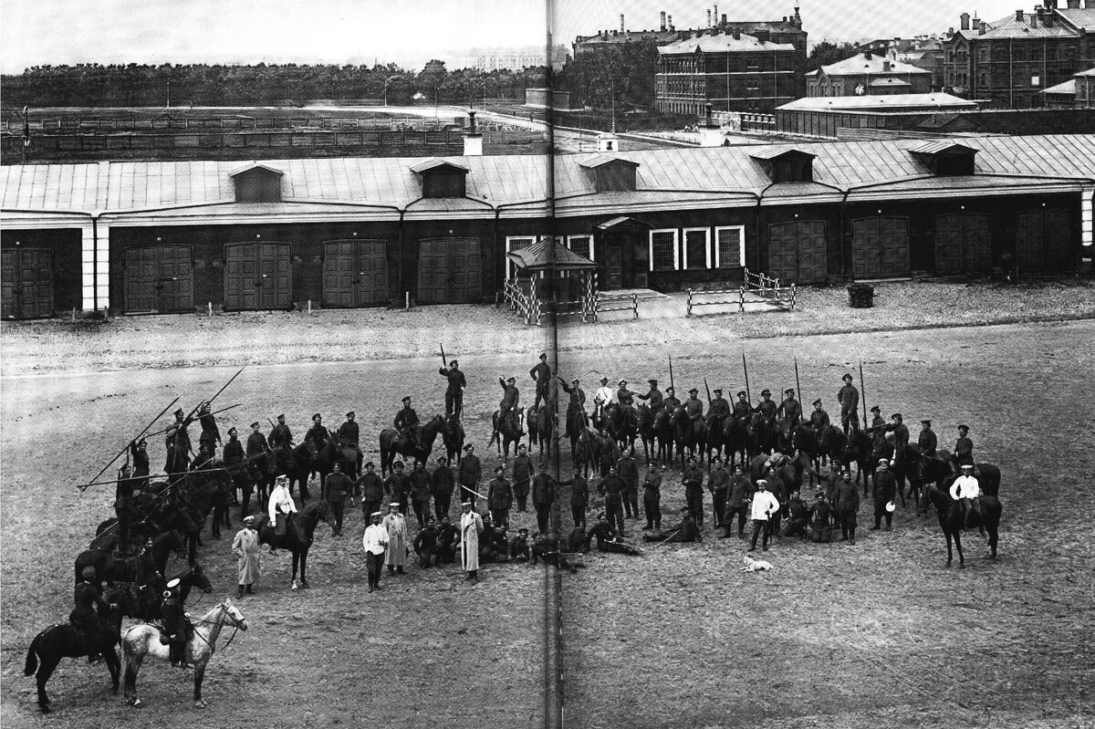 Двор с учебным плацом кавалерийского полка. Петроград. 1917 г. Фото взято для иллюстрации из свободных источников.