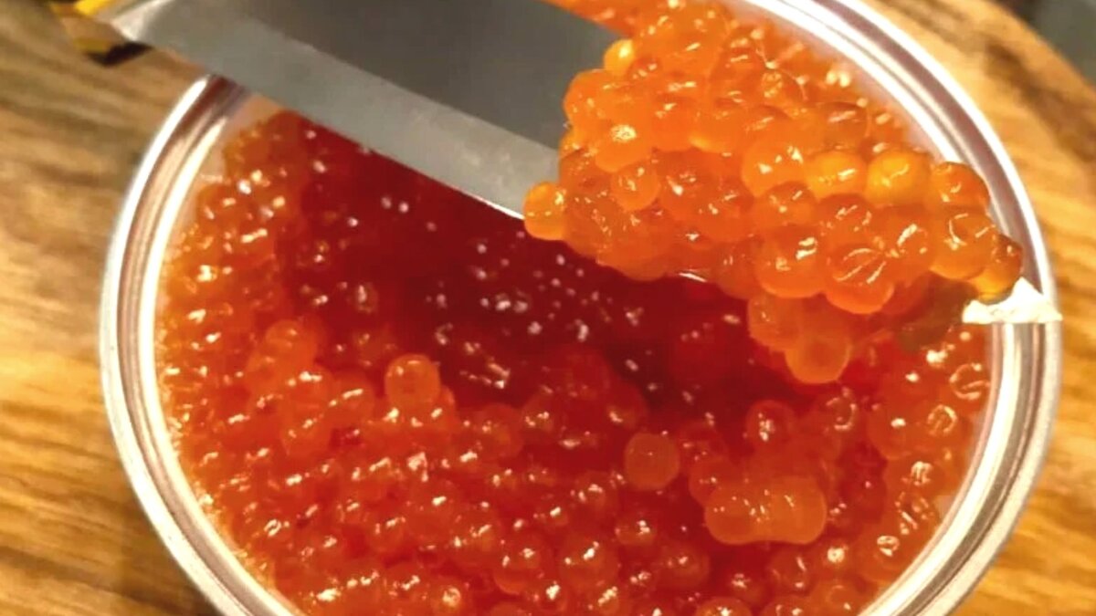 В красную икру добавляют растительное масло. Баночки для икры пластиковые. Красная икра. В красную икру добавляют растительное масло. Икра в стеклянной банке.