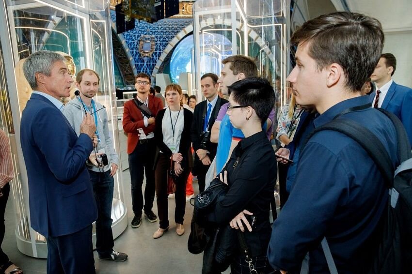 Участники Конкурса  молодых международников СНГ имени А.А. Громыко на экскурсии в музее  «Роскосмоса» с Героем СССР и России, прославленным космонавтом,  исполнительным директором «Роскосмоса» Сергеем Крикалевым.