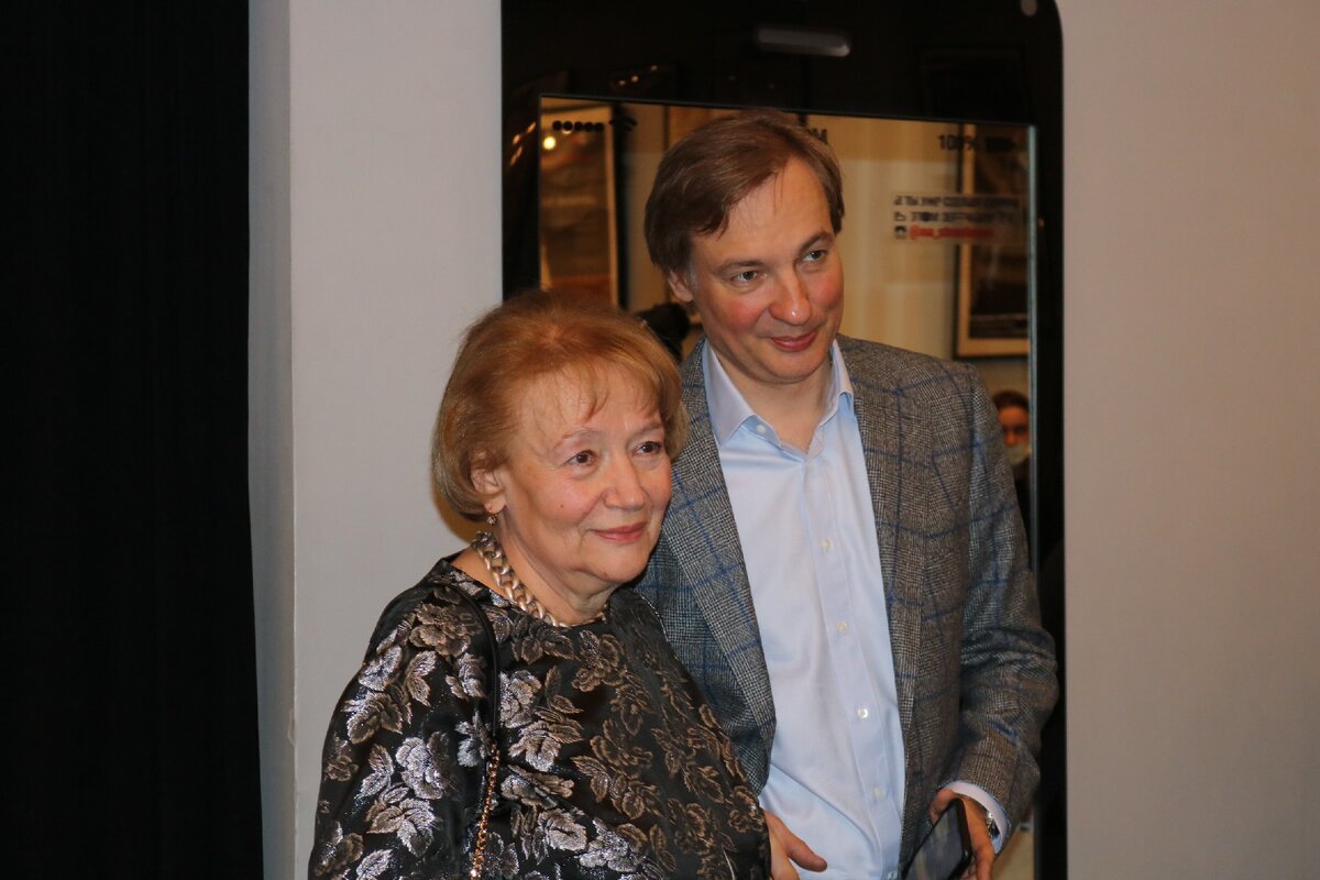 Актриса театра «Школа современной пьесы» Елена Санаева с сыном, режиссером Павлом Санаевым. Фото: Art&Culture