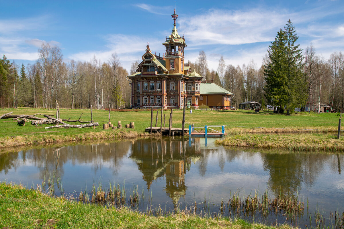 Территория вокруг терема очень ухоженная - прудик, красивые деревянные элементы, высажены разные плодовые деревья и кустарники. фото автора