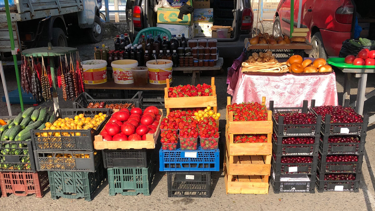 Продукты для продажи  достаточно красиво выкладывают.