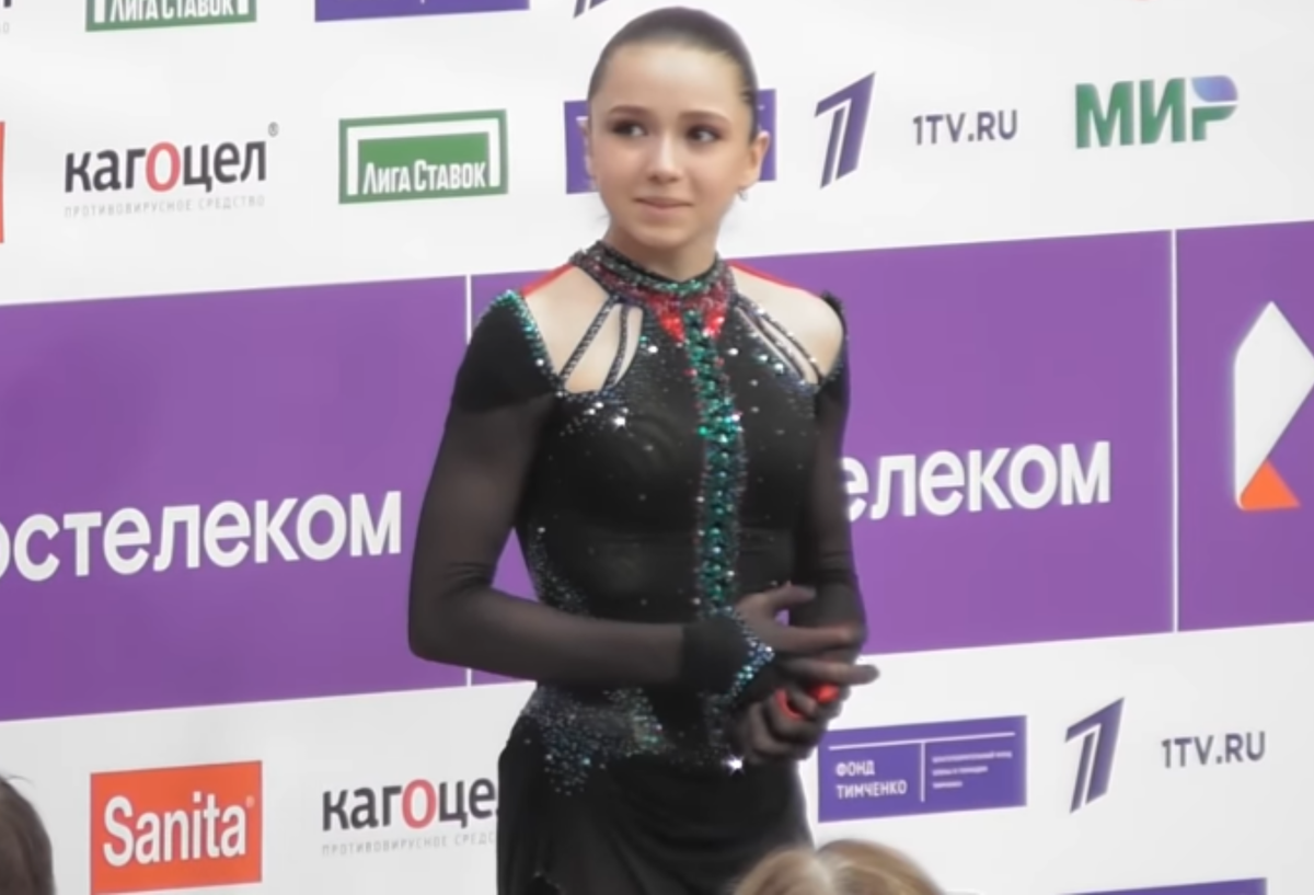 Камила Валиева во время награждения в финале кубка России по фигурному катанию 2021. Источник фото: YouTube канал Первого канала.