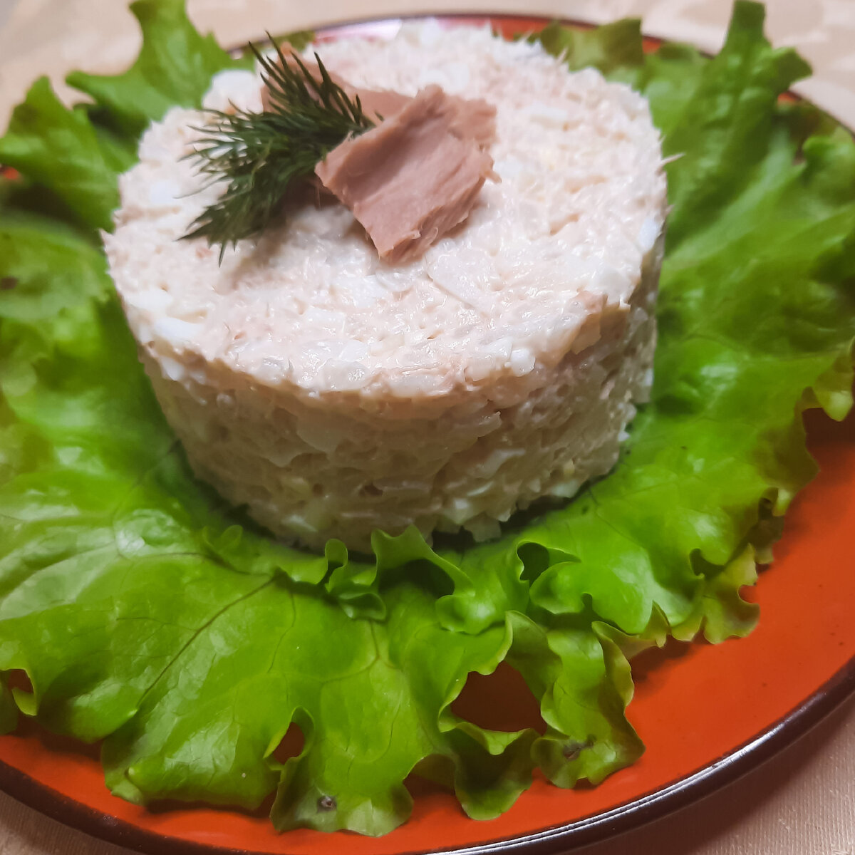 Салат с тунцом, рисом и овощами