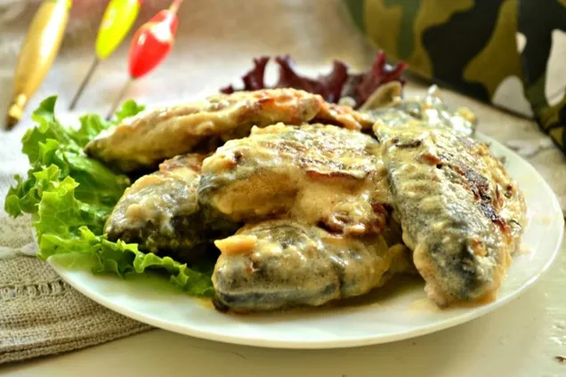 Жареный карась в сметане 
