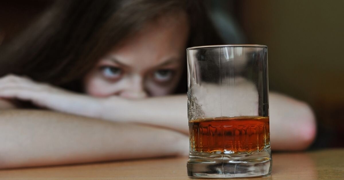 Пью много лет и не могу бросить сама. Что делать?