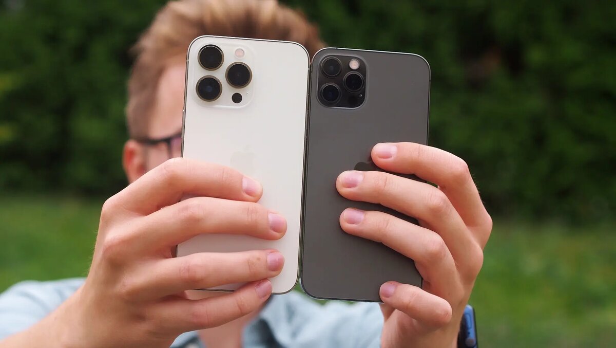 iPhone 13 Pro (слева, белый) и iPhone 12 Pro (справа, тёмно-серый)
