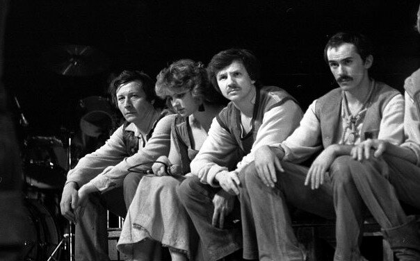 Игорь Вуколов (справа) в спектакле «Ордер на убийство», источник: kino-teatr.ru