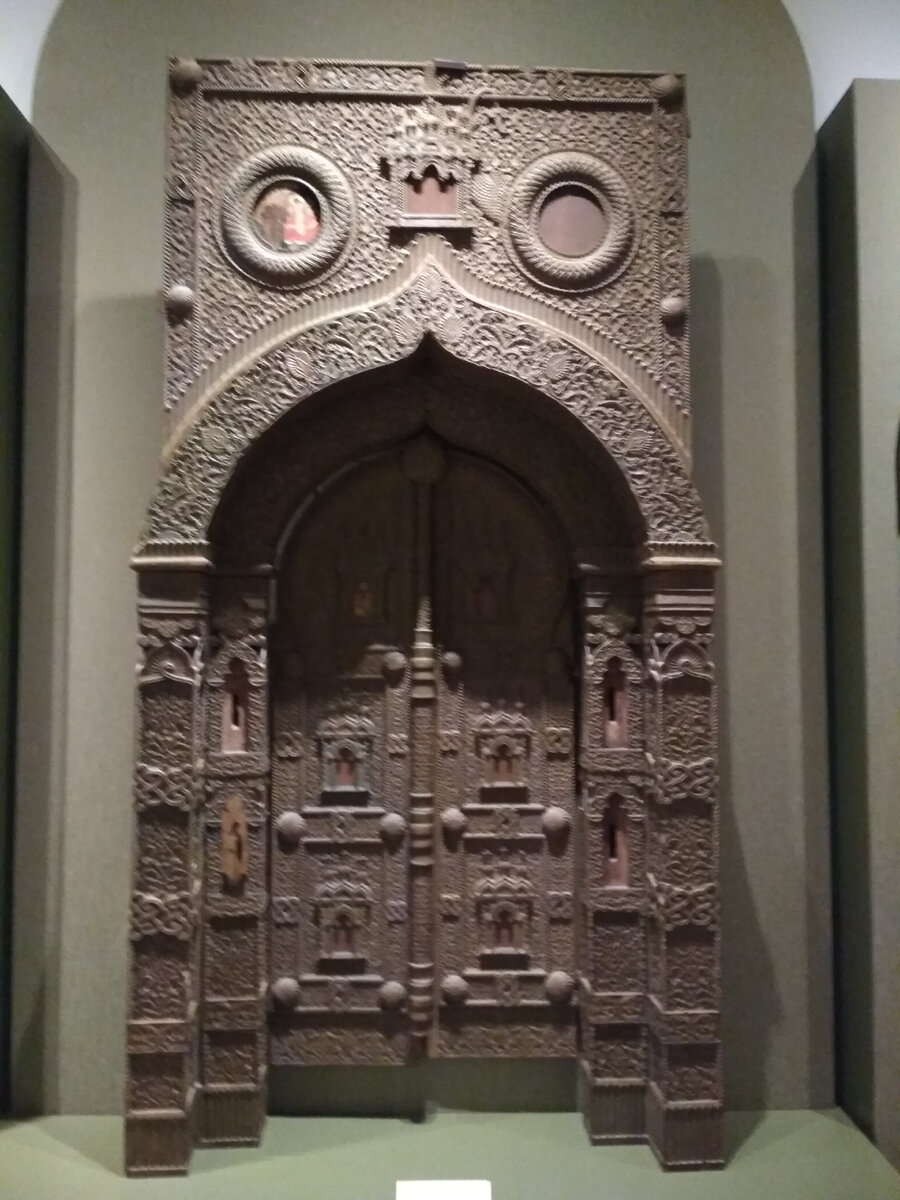 Из экспозиции резных ворот. Мое фото.