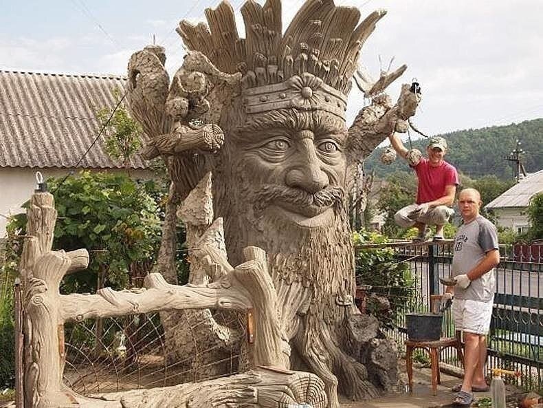На фото запечатлён процесс создания скульптуры "Леший" (Олег Котыка справа)