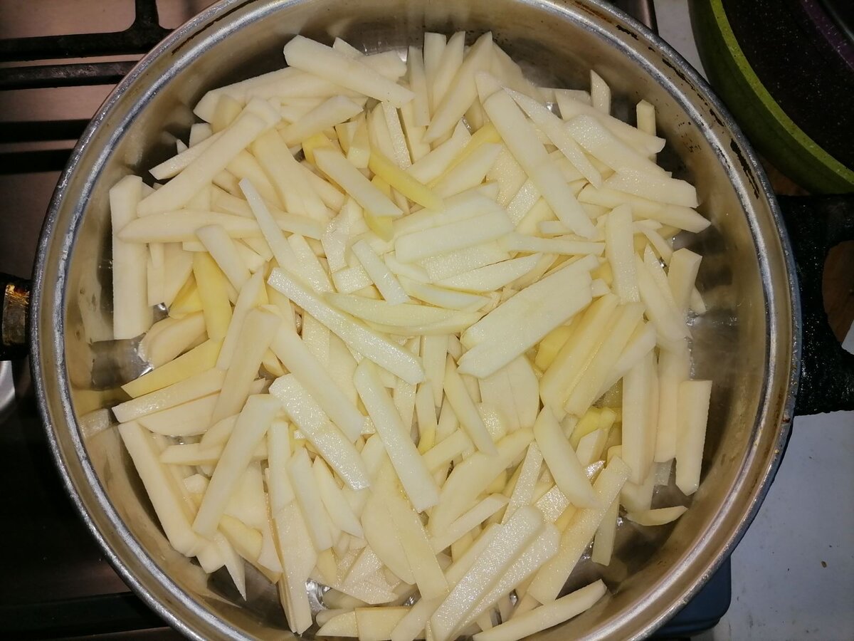 Картофель нарезанный брусочками. Нарезанный картофель домашнее. Жареная картошка получилась соленая. Картошка с салом на сковороде. Жареная картошка посыпана пряными