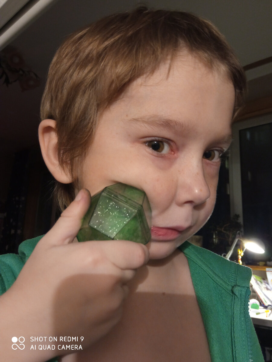 Оттерли в школу можно отводить. В руке ёлочная игрушка, ещё минут 15 назад она была прозрачной