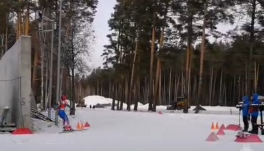 Вот так за забор "ныряют" спортсменки после рубежа