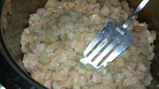 Жир свиннойтопленый желтого цвета. Козий жир. Топленый жир. Растопить внутренний жир. Растопленный свиной жир.