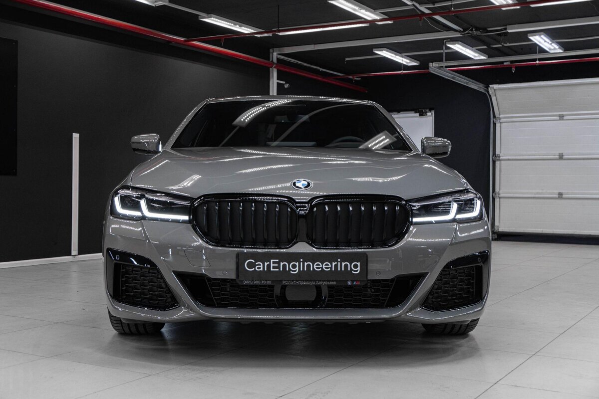 На кузове БМВ 5 прозрачная полиуретановая пленка 