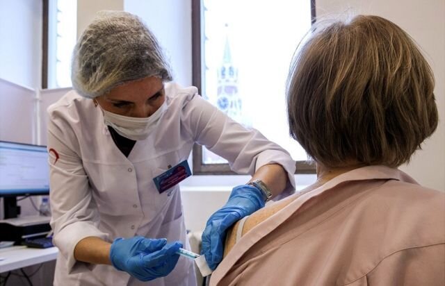 Подпись к фото,Темпы вакцинации в России снова замедлились, несмотря на волну заражений «омикроном»