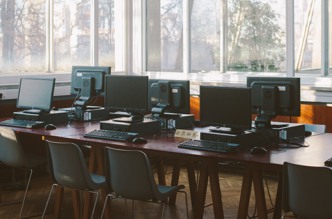 Интернет-кафе "нулевых". Фото автора Polina Zimmerman Pexels, используется по лицензии Creative Commons 