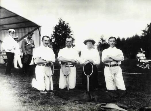 Император Николай II с дочерью Татьяной и приближёнными после игры в теннис, 1910 год