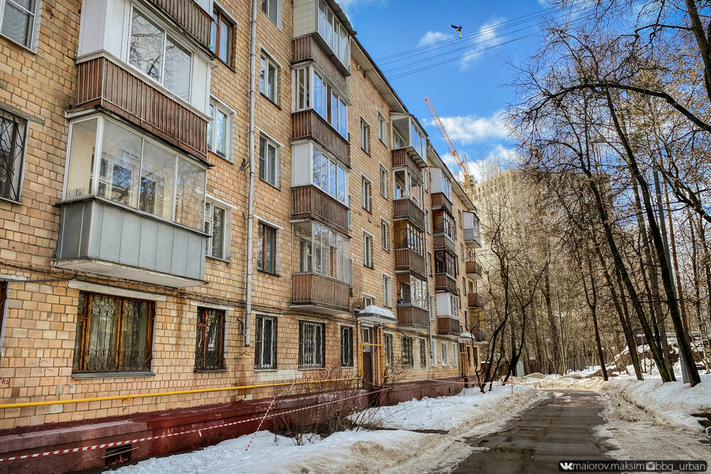 Нашли брошенную квартиру москвички, забитую под потолок старыми вещами ...