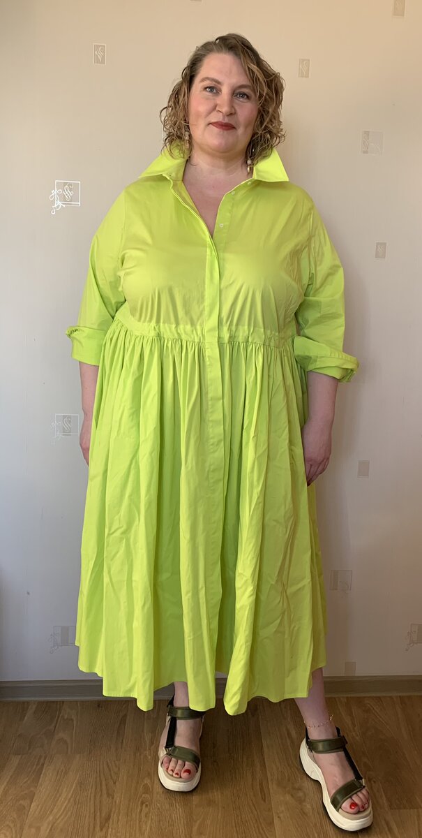 На мне – невероятное и прекрасное хлопковое платье от российского бренда Fempre, но только на фото я увидела, что подол надо было отутюжить... и фотомодель я, по-честному, не самая лучшая. Там в галере увидите и позы не самые красивые, и глаза закрытые, и прочие обстоятельства моей невысокой модельной компетенции.