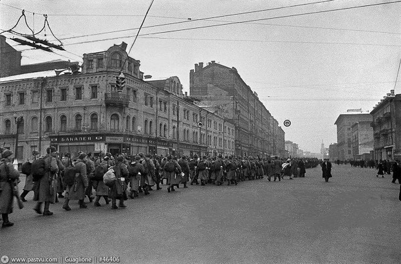 В октябре 1941 г в москве. 16 Октября 1941 Москва. Тверская улица 1941 год. Москва октябрь 1941. Москва 1941 год.