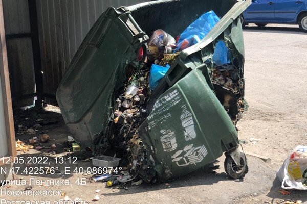 Один из сгоревших контейнеров. Фото регоператора