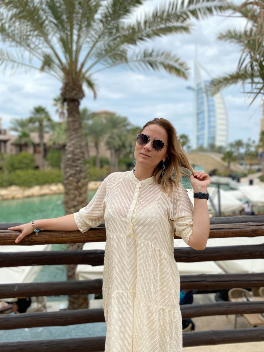 На фоне знаменитого Паруса 