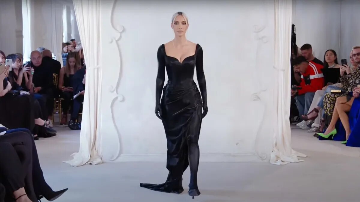 Balenciaga-2022: фото и видео с показа высокой моды в Париже – Николь  Кидман, Рената Литвинова, Ким Кардашьян и другие селебрити | Драга.Лайф |  Дзен