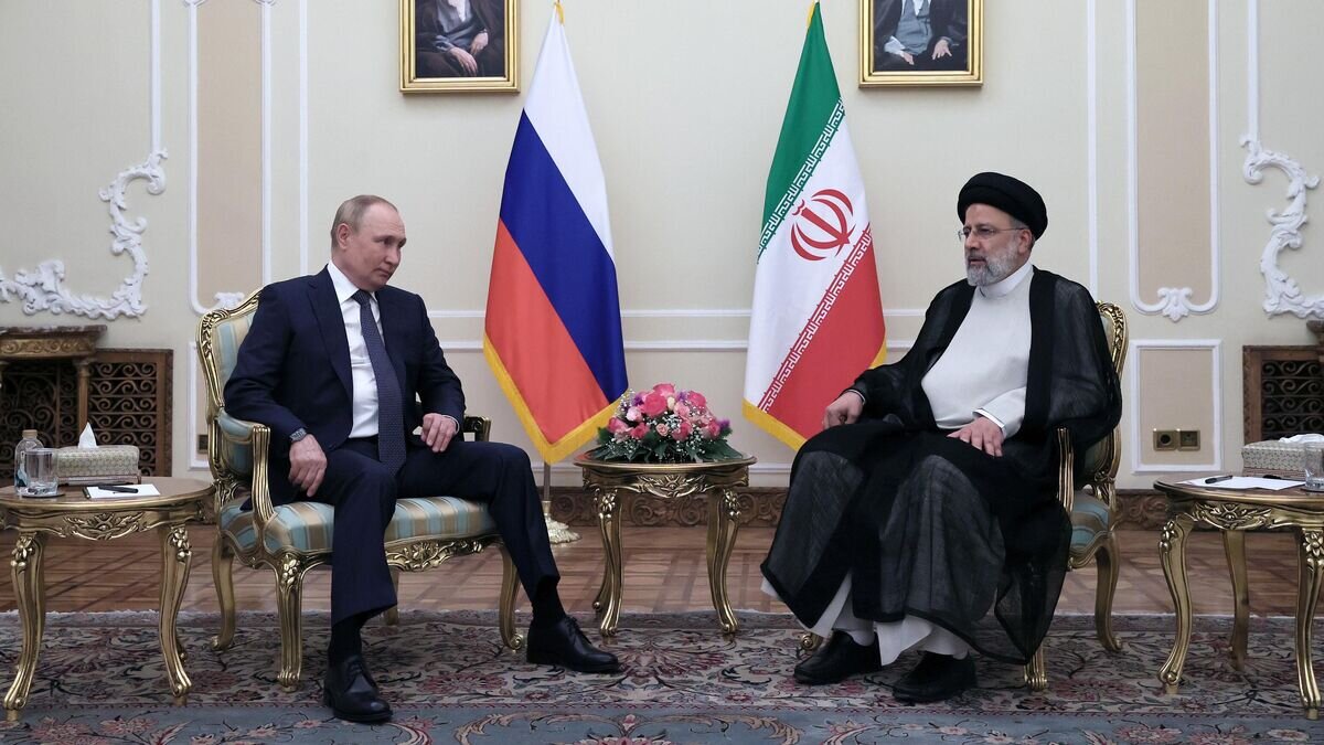    Президент РФ Владимир Путин и президент Ирана Эбрахим Раиси во время встречи в Тегеране© РИА Новости / Сергей Савостьянов/Pool