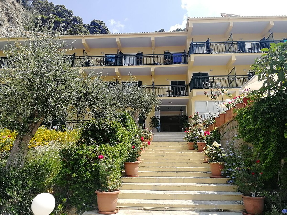 Справа- мой балкон, с видом на море, на втором этаже. Завтраки в отеле накрывались на открытой террасе. Отличный завтрак, душевная владелица отеля сама всегда была на ресепшен, все вопросы решались мгновенно. Номера полностью укомплектованы, от москитных сеток, до множества розеток и пляжных полотенец. Все продуманно и удобно. 