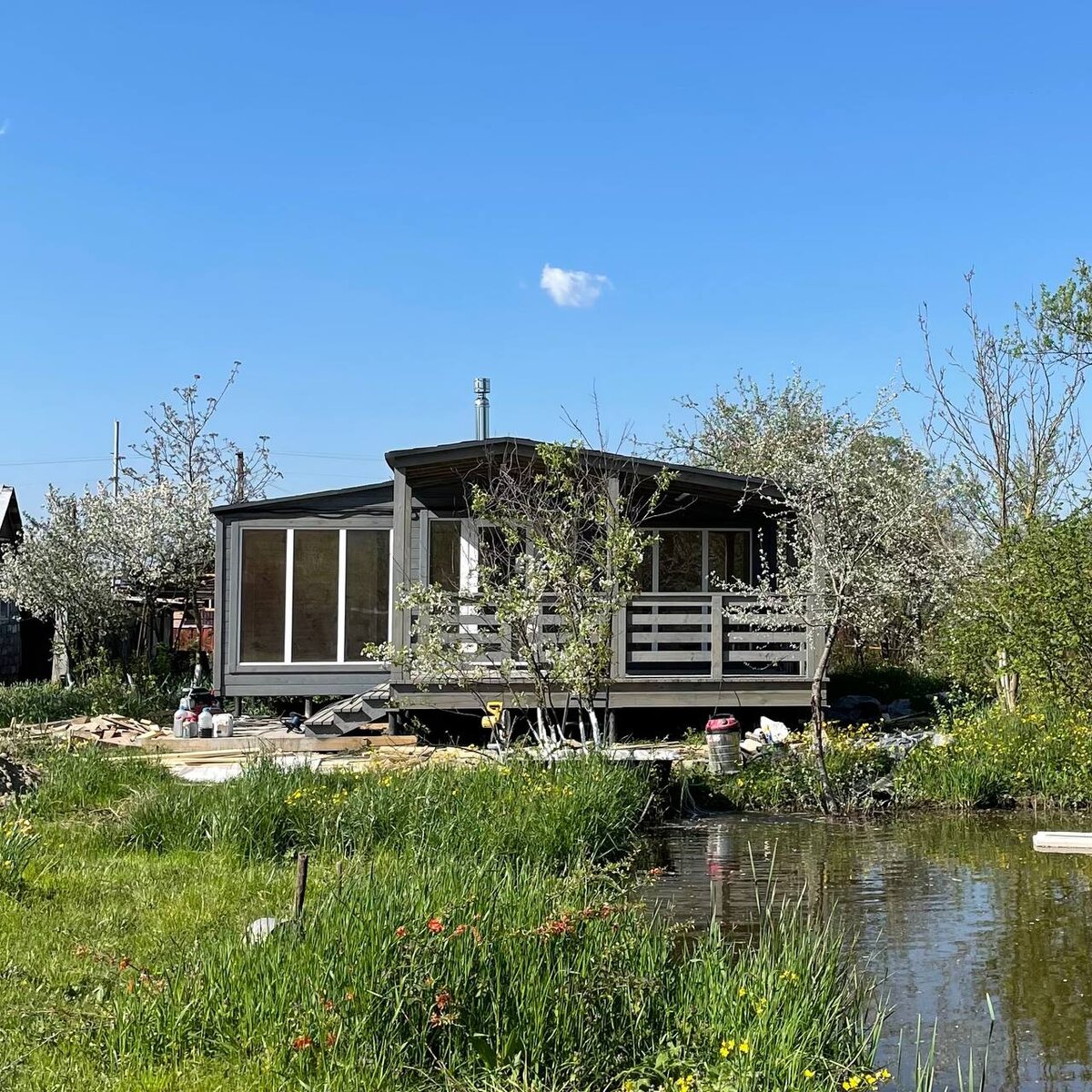 Модульный дом под ключ на участке с собственным прудом