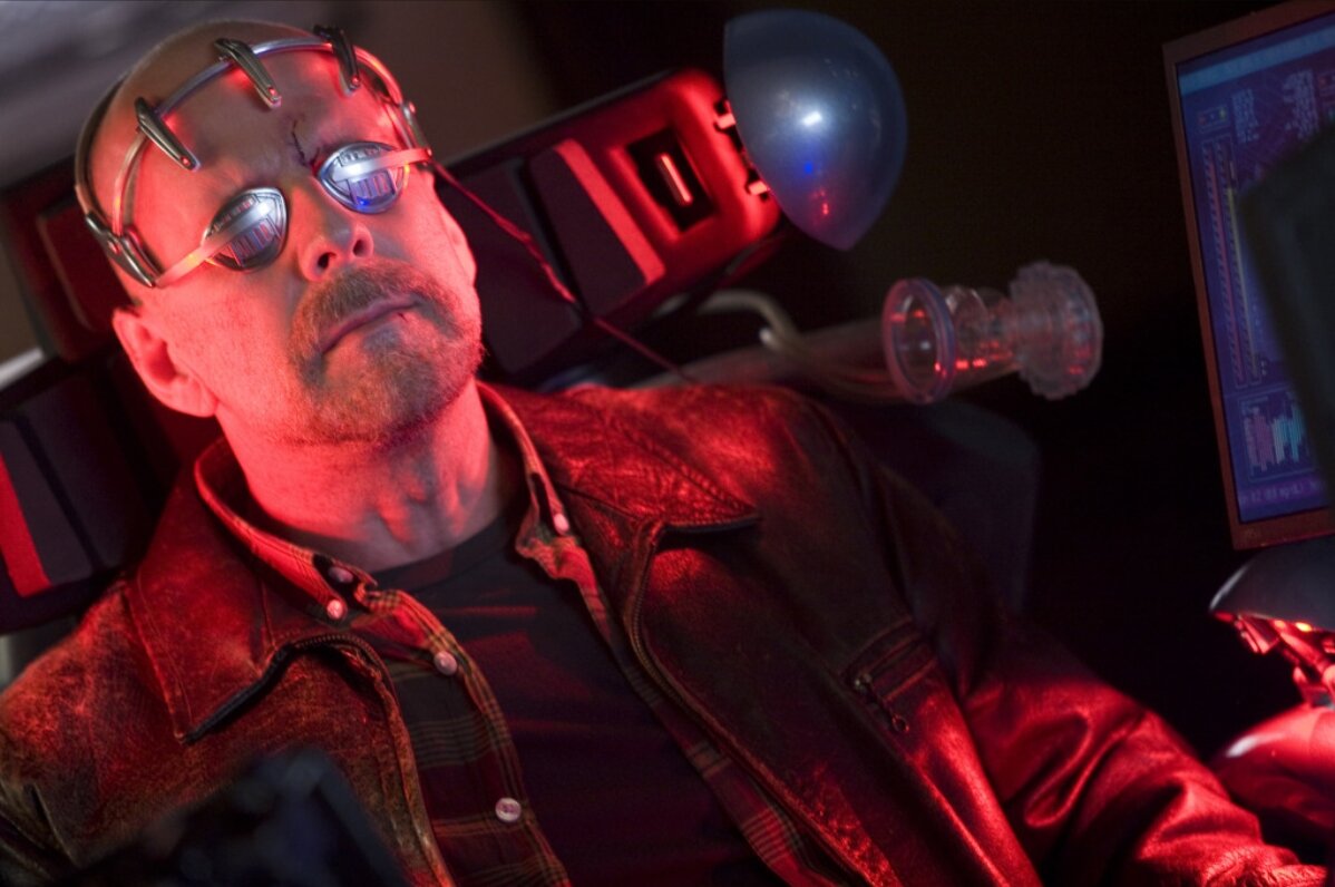 Том Грир (Брюс Уиллис) во время погони его "сура" за "сурром" преступника.