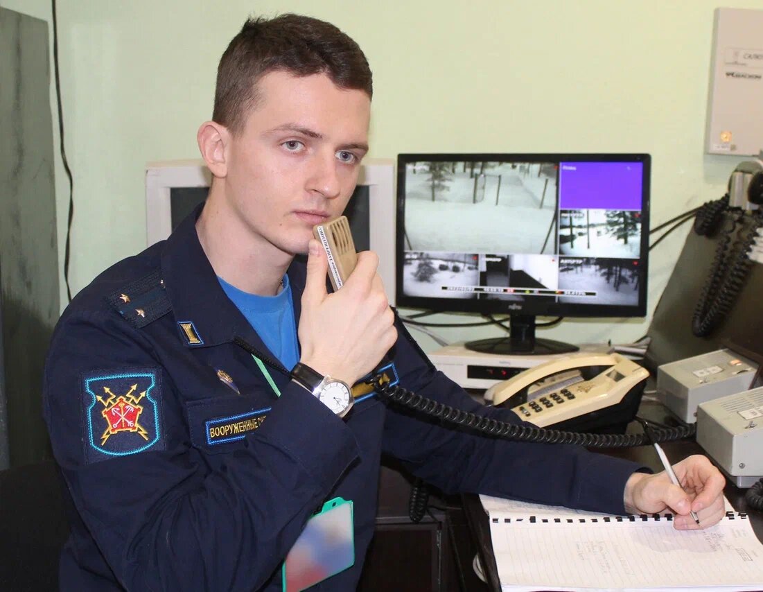 Оперативный дежурный компункта лейтенант Иван Михеев