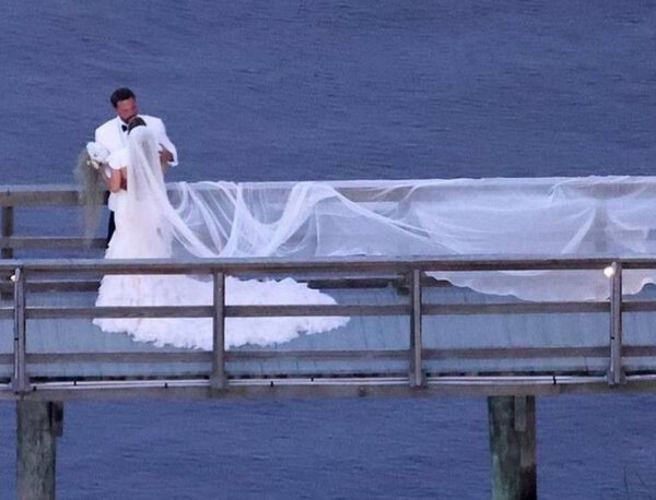 Снимки со второй свадьбы Дженнифер Лопес и Бена Аффлека. Обложка © pagesix