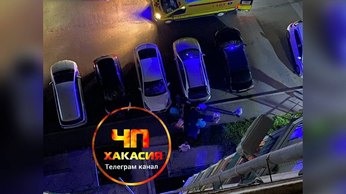    В Абакане девушка выпала из окна многоэтажки на Торосова, 7 и осталась жива. Врачи оценивают ее состояние, как тяжелое.