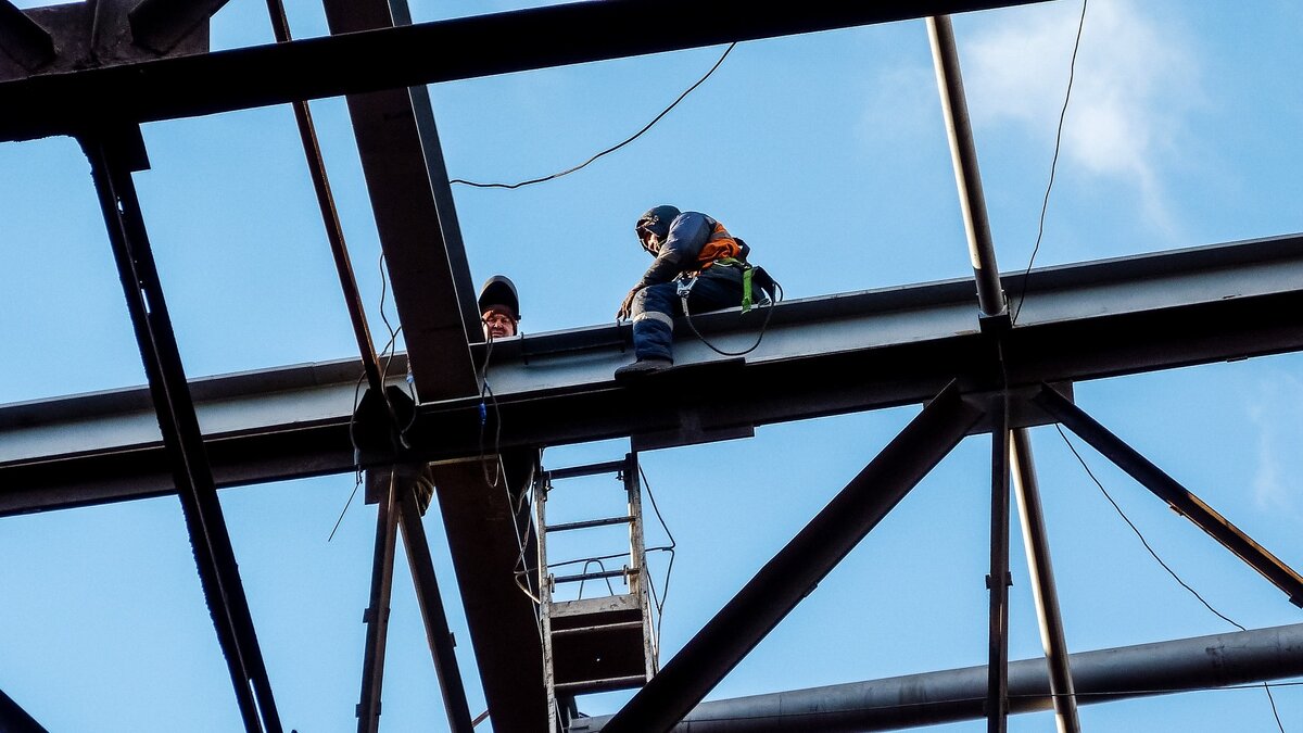     50-летний арматурщик проводил осмотр объекта, когда на него обрушилась свая с верхнего яруса, сообщает пресс-служба региональной Гострудинспекции