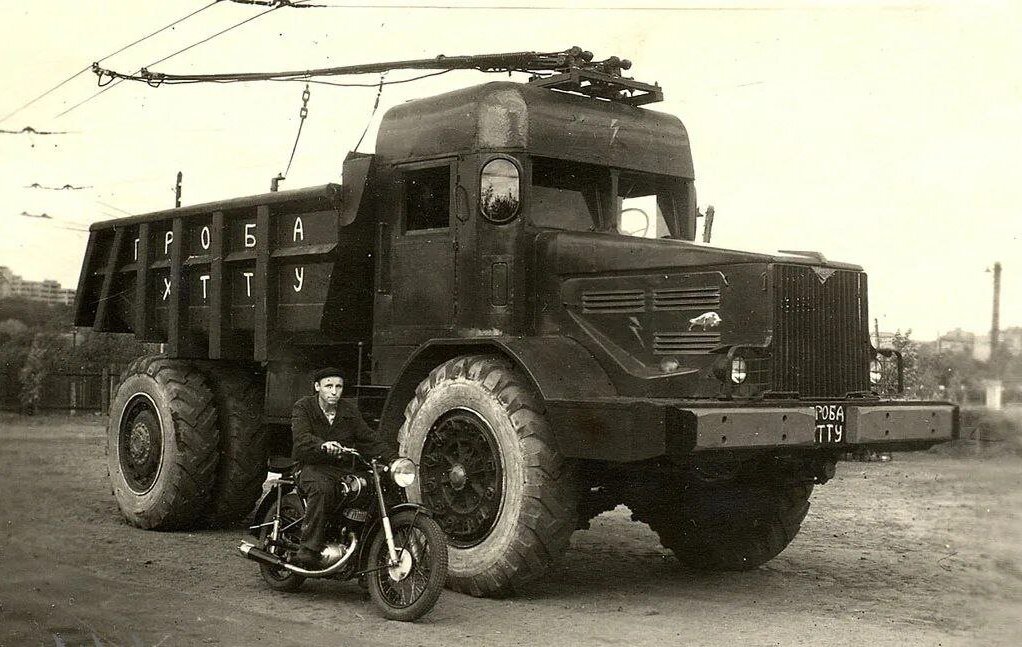 В тг-канале «АВТОЗАВОДЕЦ МАЗ» опубликовали снимок старой советской машины, грузовика, который работал на электродвигателе. Читайте также: Воскрешение, 6% инфляции, зарплата по $600.