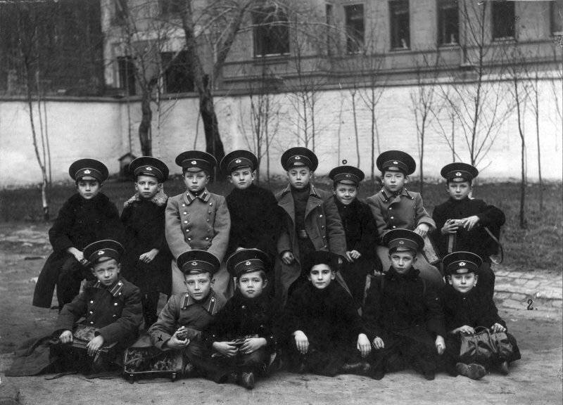 Братья Головановы в Московском кадетском корпусе имени Екатерины II. Шура – сидит второй слева. Толя – во втором ряду третий справа 