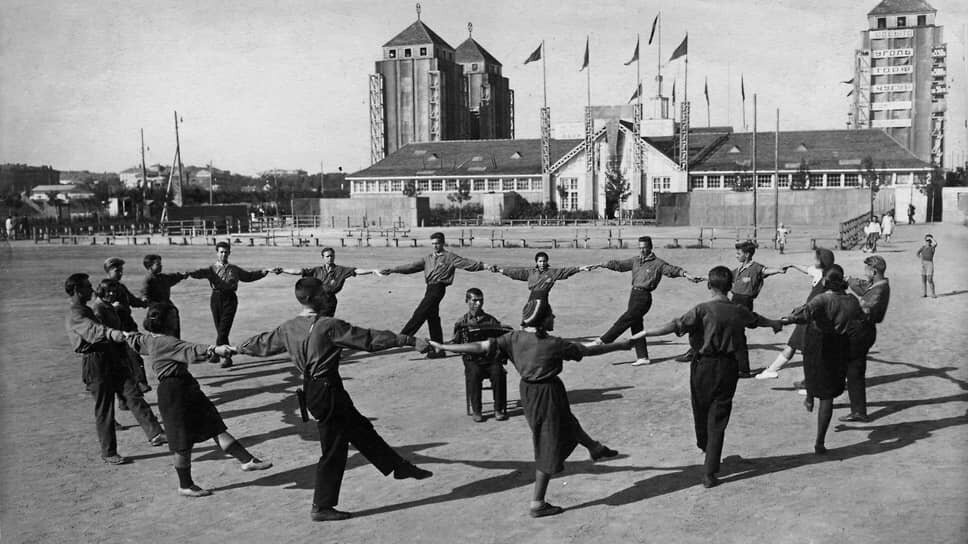    В 1923 году «городская пустопорожняя земля» была отдана под I Всероссийскую сельскохозяйственную и кустарно-промышленную выставку (ВСХВ). Именно тогда была определена территория будущего парка — пойменные прибрежные земли Москвы-реки от Крымского моста до Нескучного сада Архив ЦПКиО им.Горького