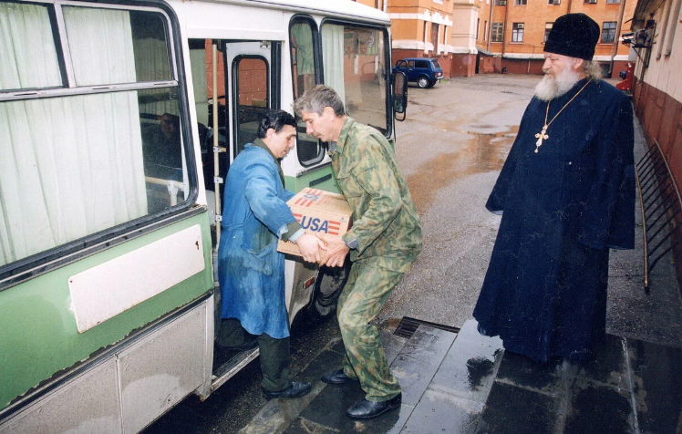 Грузим помощь от епархии нашим ребятам в Чечню из гуманитарных запасов, присланных РПЦ от зарубежных конфессий 