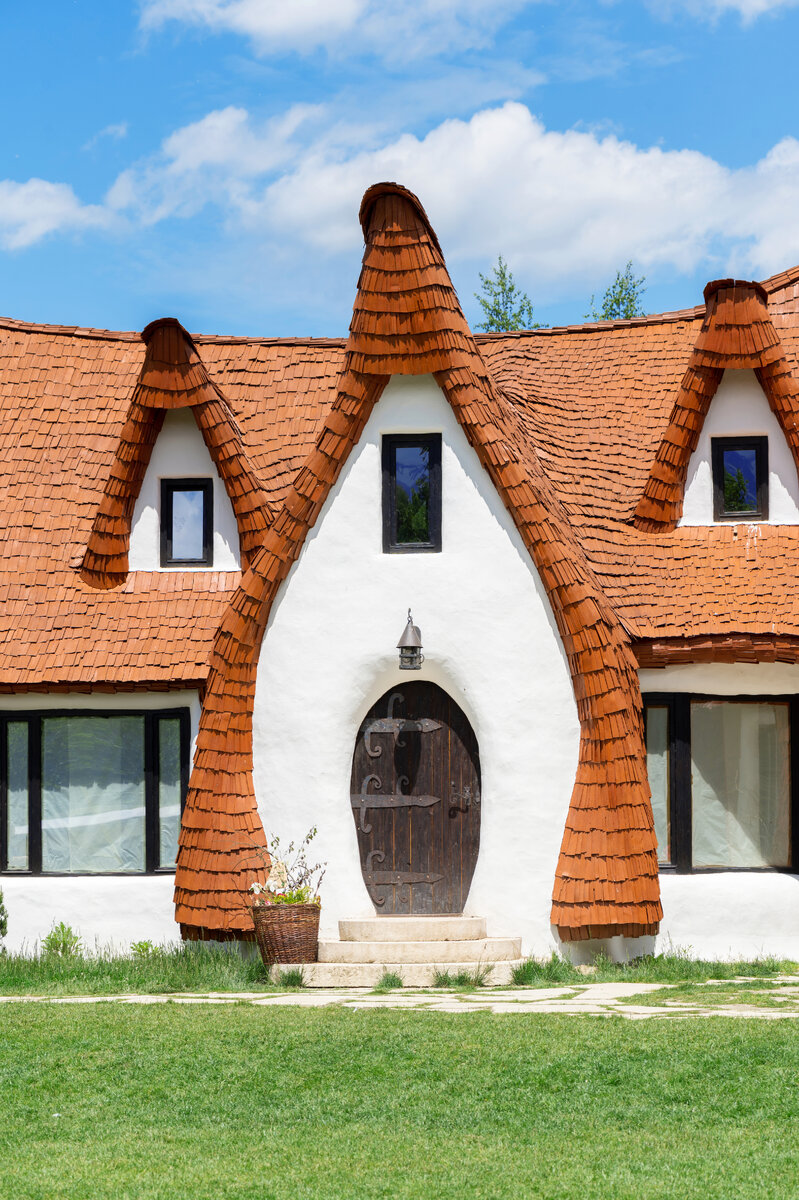 <a href="https://www.freepik.com/free-photo/clay-castle-fairy-valley-romania_28092164.htm#page=2&query=%D0%BA%D0%B8%D1%80%D0%BF%D0%B8%D1%87%D0%BD%D1%8B%D0%B9%20%D0%B7%D0%B0%D0%B3%D0%BE%D1%80%D0%BE%D0%B4%D0%BD%D1%8B%D0%B9%20%D0%B4%D0%BE%D0%BC&position=2&from_view=search&track=country_rows_v1">Image by frimufilms</a> on Freepik