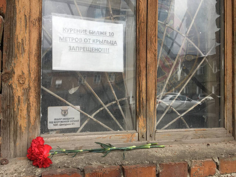    Екатеринбуржцы несут цвету к штабу ЧВК «Вагнер»